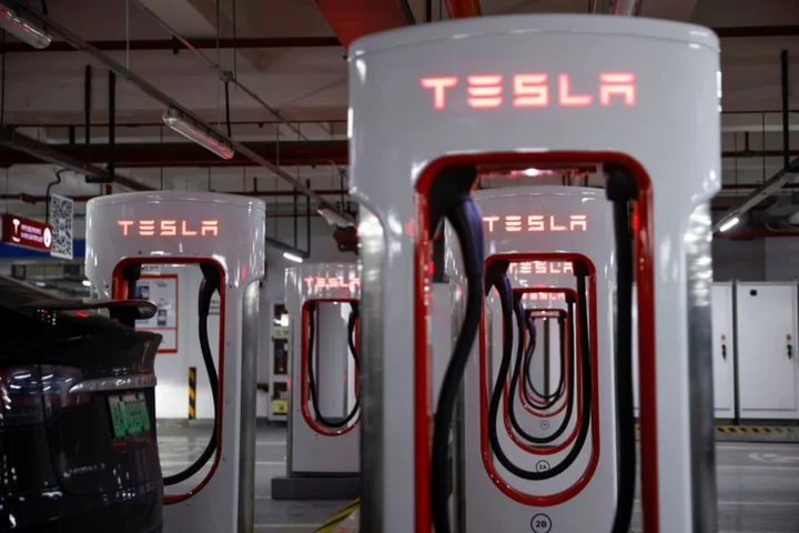 White House welcomes Tesla to take advantage of federal dollars