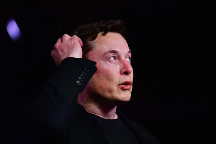 Musk’s Brain Implant Firm Says US Approves Human Tests